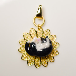 受注製作 猫ネックレスヘッド ムギモフ　白黒猫ハチワレカラー 2枚目の画像
