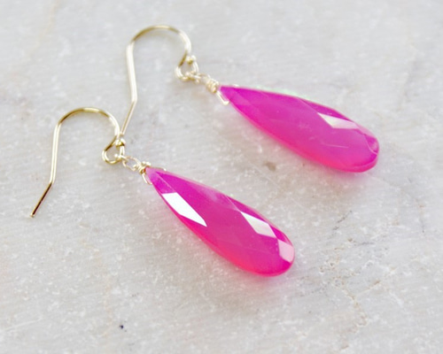 フューシャピンクカルセドニーピアス（ロングドロップ）14Kgf ピアス