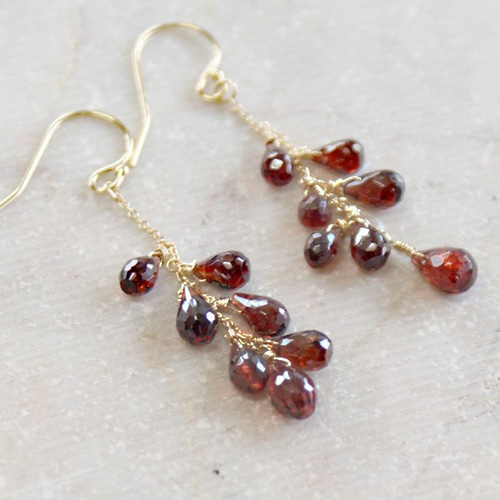 14Kgfワインレッド色のガーネットシャンデリアピアス ピアス（フック