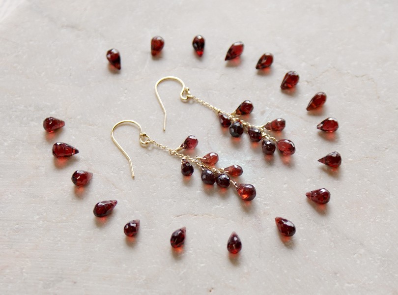 14Kgfワインレッド色のガーネットシャンデリアピアス