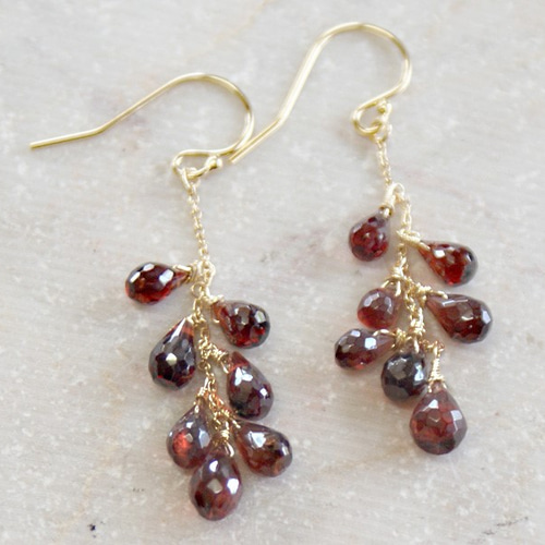 14Kgfワインレッド色のガーネットシャンデリアピアス ピアス（フック