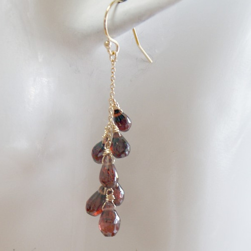 14Kgfワインレッド色のガーネットシャンデリアピアス ピアス（フック