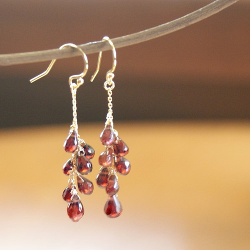 14Kgfワインレッド色のガーネットシャンデリアピアス ピアス（フック