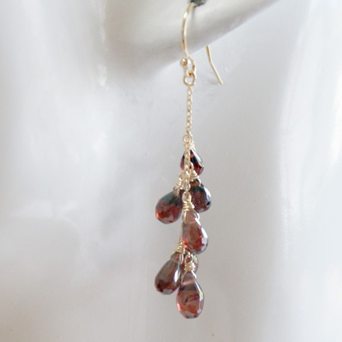 14Kgfワインレッド色のガーネットシャンデリアピアス ピアス（フック