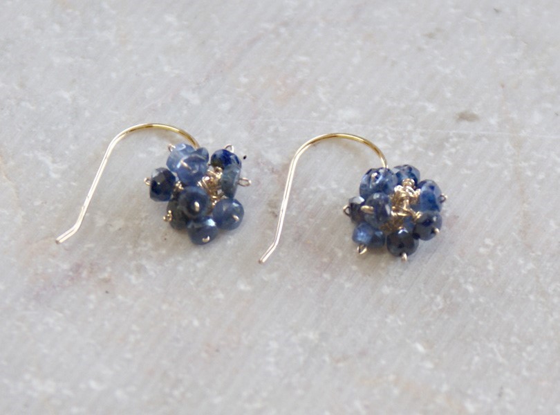 14Kgf・ブルーサファイヤーボタンカット房ピアス