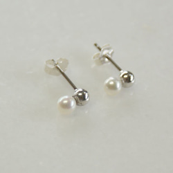 Silver925・4.0㎜玉Small(Silver＆pearl)のスタッドピアス（重ね合わせ） 2枚目の画像
