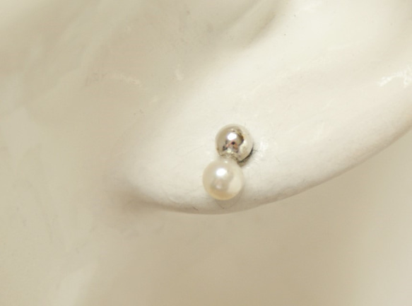 Silver925・4.0㎜玉Small(Silver＆pearl)のスタッドピアス（重ね合わせ） 7枚目の画像