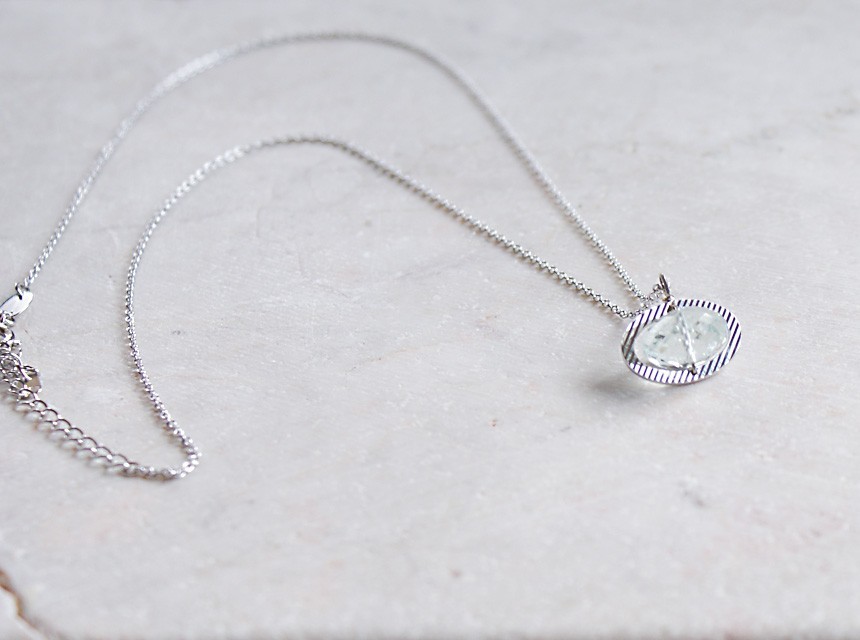 Silver925・宝石質のアクアマリンボタンカット（大粒）ペンダントネックレス（流星カット枠