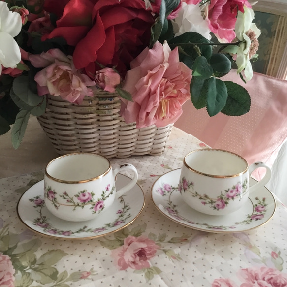 被粉紅玫瑰包圍的茶杯 第6張的照片