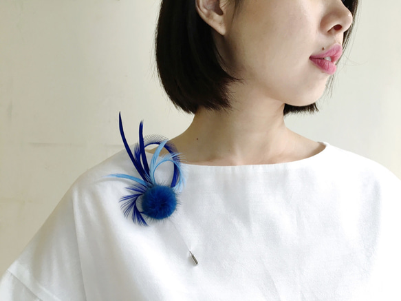 藍白色系羽毛胸針（長形針式） 第3張的照片