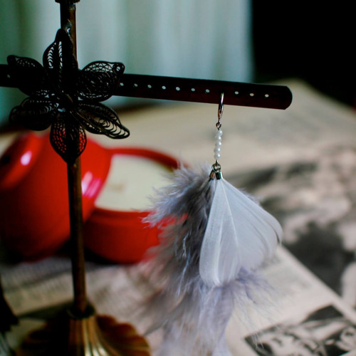 ホワイト フェザー フックイヤリング