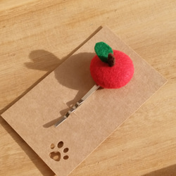 【送料無料】フェルトのぷっくり　りんごのヘアピン赤リンゴと青リンゴ 3枚目の画像