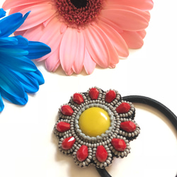 お花シェイプ ビーズ刺繍ヘアゴム Red 1枚目の画像