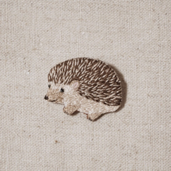 ハリネズミの刺繍ブローチ 2枚目の画像