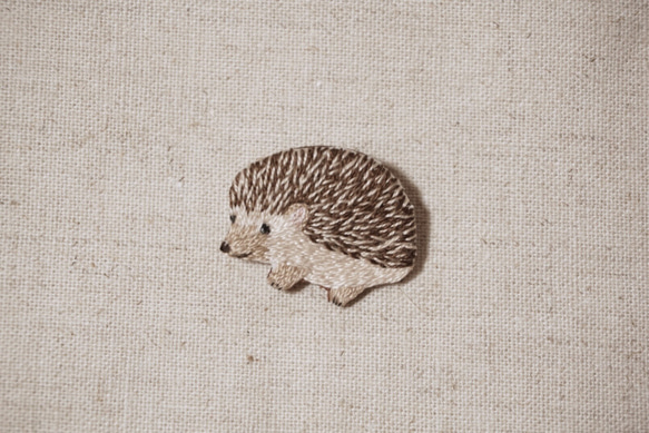 ハリネズミの刺繍ブローチ 2枚目の画像