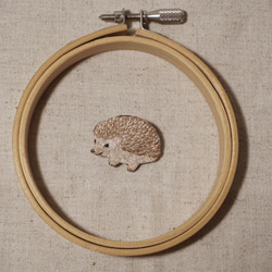 ハリネズミの刺繍ブローチ 1枚目の画像