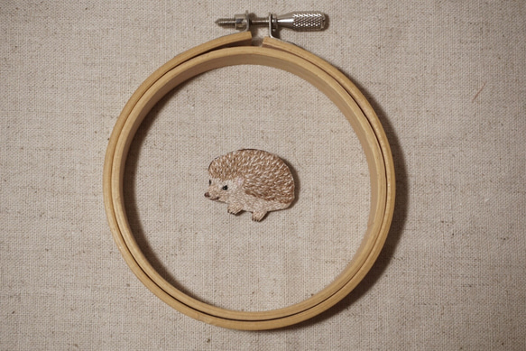 ハリネズミの刺繍ブローチ 1枚目の画像