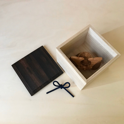 受注制作】小さな木彫りの兜(カブト)桐箱入り その他インテリア雑貨 