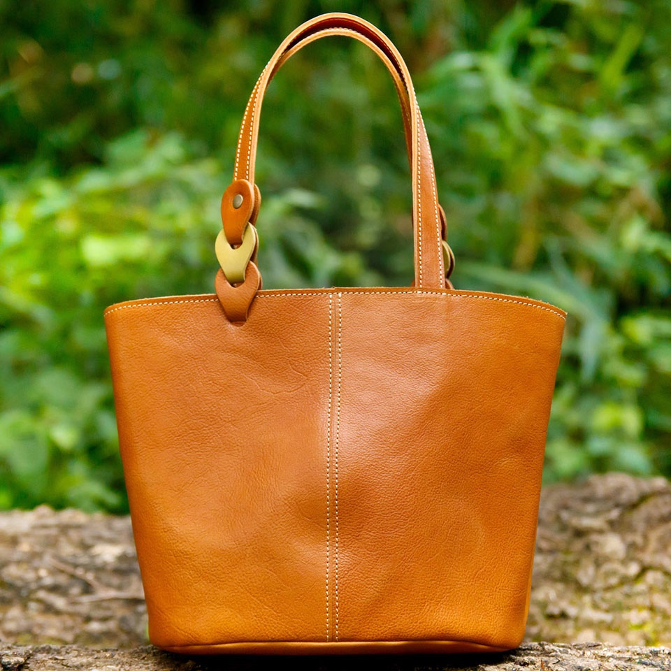 <送料無料>さりげないツートンカラーのヌメ革ミニトートバッグ　キャメル×ライトグリーン（レザー 牛ヌメ革）