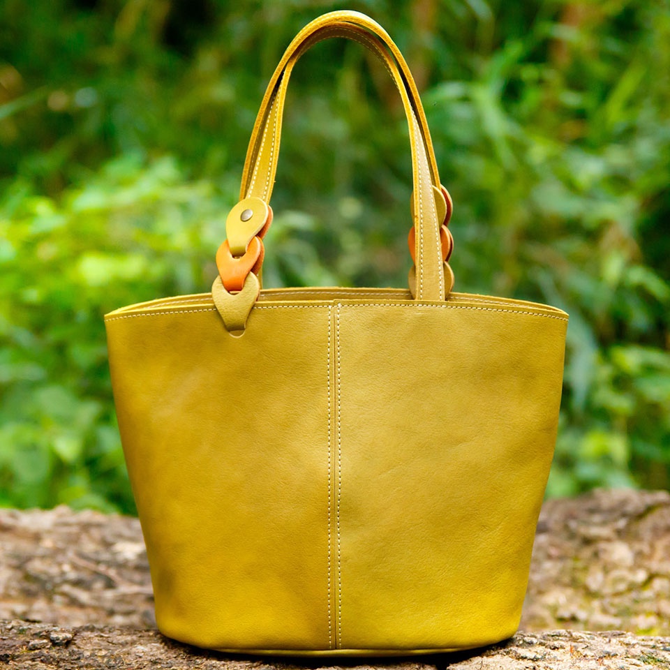 <送料無料>さりげないツートンカラーのヌメ革ミニトートバッグ　ライトグリーン×イエロー（レザー 牛ヌメ革） 14,025円