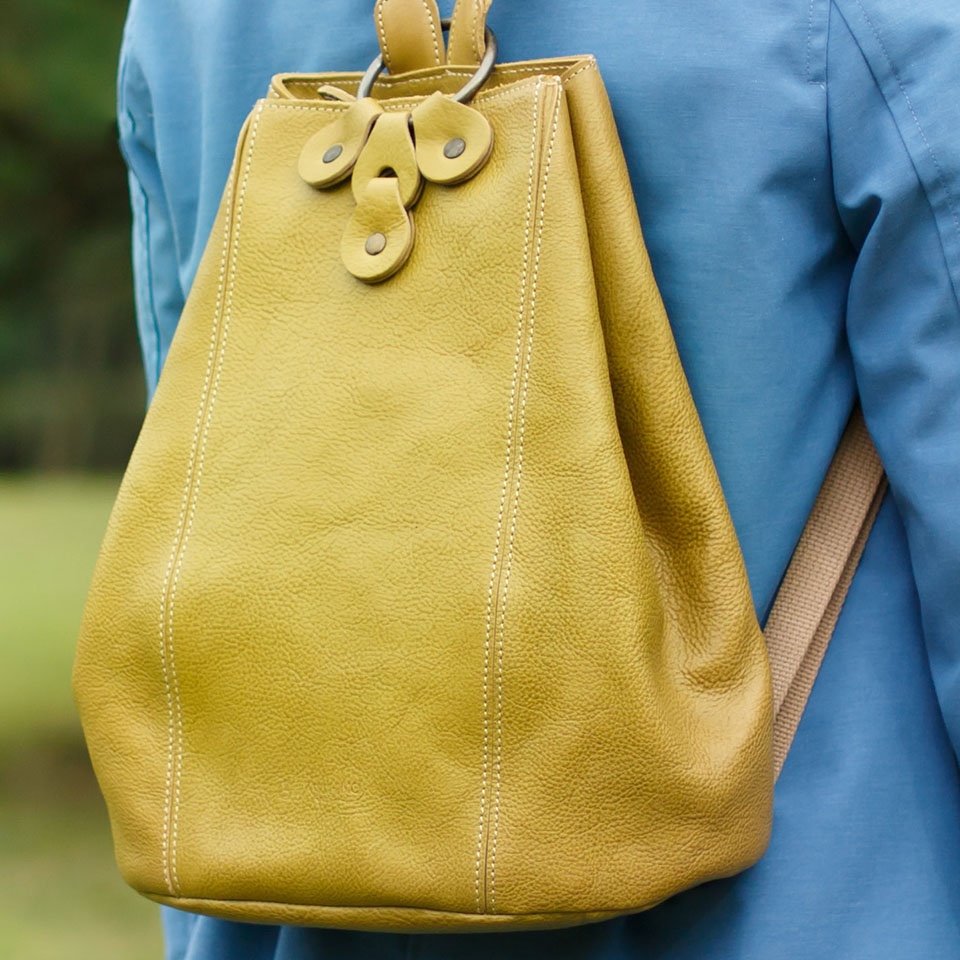 <送料無料>ナチュラルテイストのヌメ革リュック　ライトグリーン（レザー 牛ヌメ革）