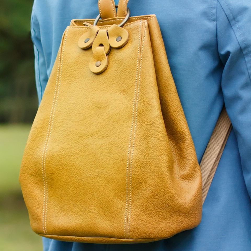<送料無料>ナチュラルテイストのヌメ革リュック　イエロー（レザー 牛ヌメ革）