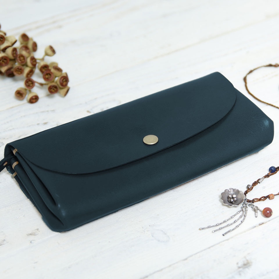 <送料無料 永久無料保証>手縫いの一枚革アコーディオン長財布　ネイビー　牛ヌメ革（キップヌメ）