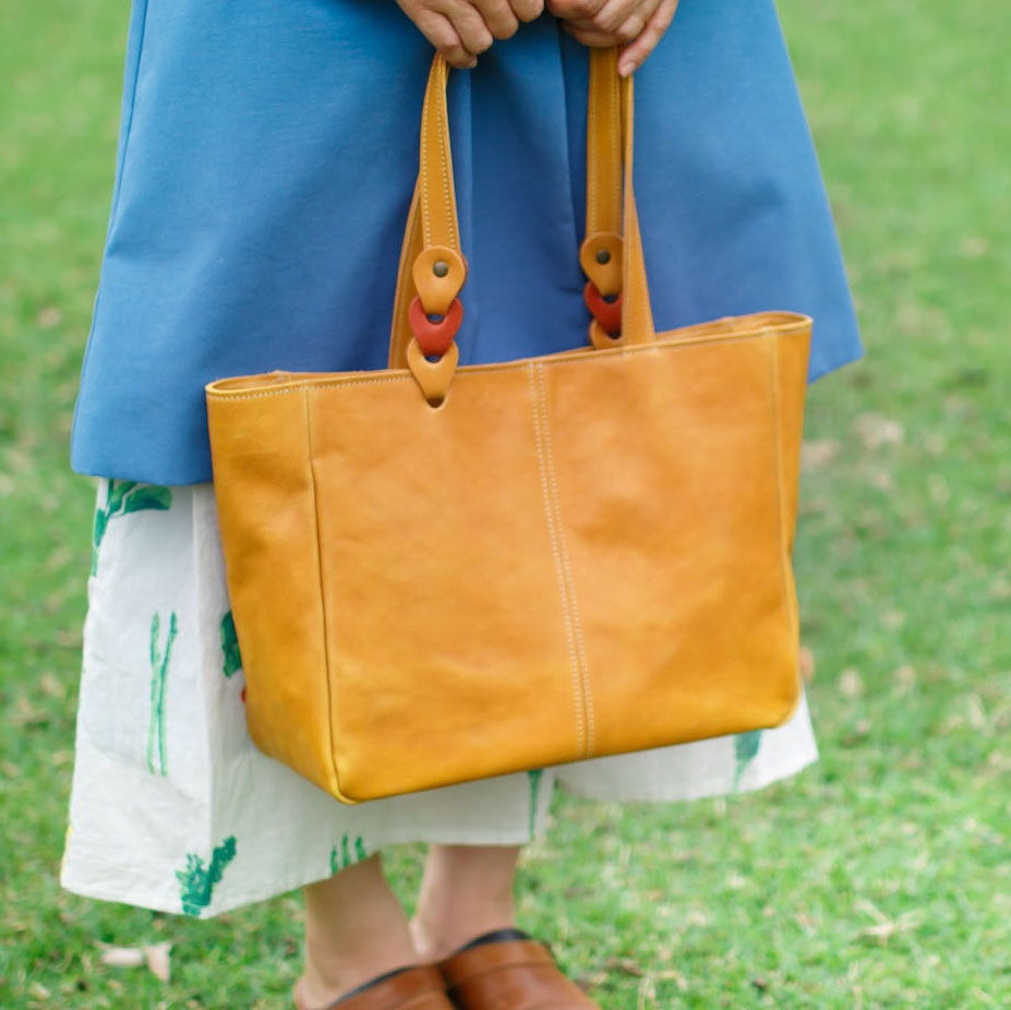<送料無料>さりげないツートンカラーのヌメ革A4トートバッグ　イエロー×オレンジ（レザー 牛ヌメ革）