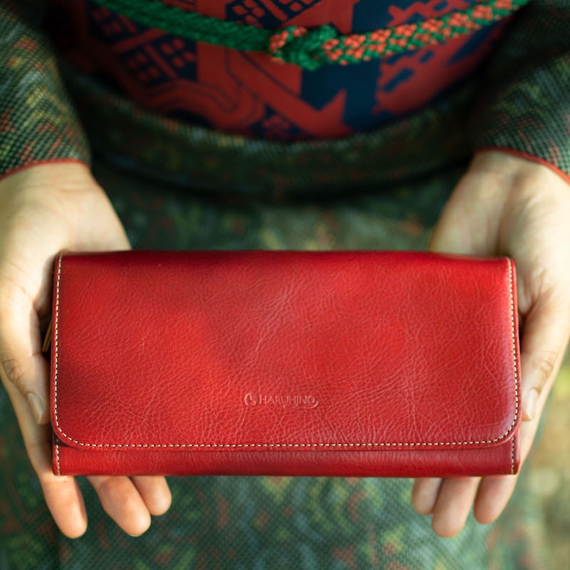 <送料無料>令和の縁起物 上質なヌメ革のかぶせ蓋長財布　レッド（レザー 牛ヌメ革）
