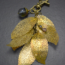 真鍮の落ち葉と合成ラブラドライトのバッグチャーム 1枚目の画像