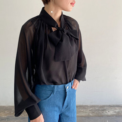 柔軟的氣球袖領結點2路女式襯衫黑色 第1張的照片