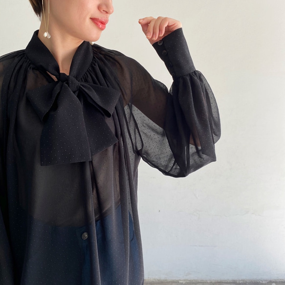 柔軟的氣球袖領結點2路女式襯衫黑色 第2張的照片