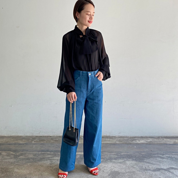 柔軟的氣球袖領結點2路女式襯衫黑色 第5張的照片