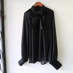 柔軟的氣球袖領結點2路女式襯衫黑色 第9張的照片