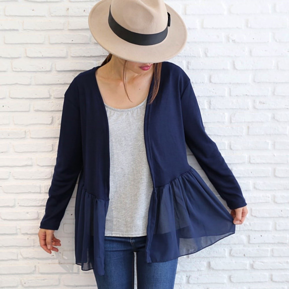 不同材質的喇叭形開襟羊毛衫<Layla>海軍 第1張的照片