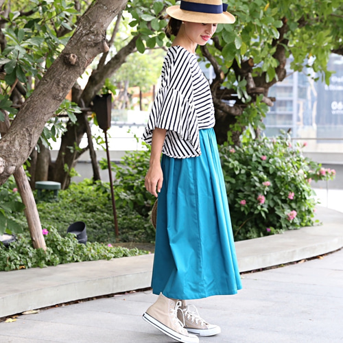 色鮮やかなハリのある素材のロングフレアスカート ブルーグリーン