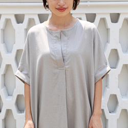 棉亞麻杜爾曼型連衣裙淺灰色 第4張的照片