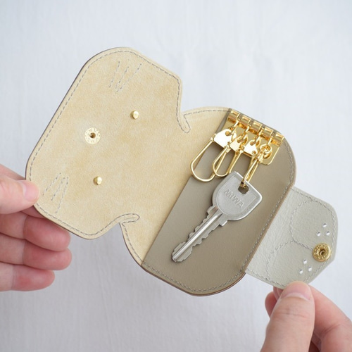 とるねこ キーケース 本革 シルバー925 免許証、カードが収まる「J字」開封のレザーキーケース ｜車