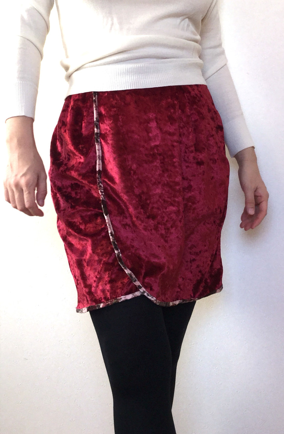 REDベロア ミニスカート〜秋冬の装いに 2枚目の画像