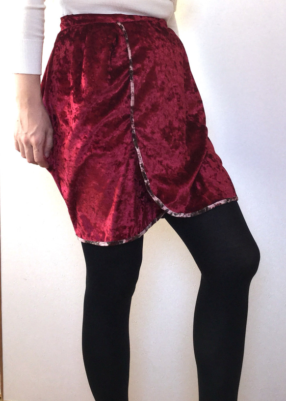 REDベロア ミニスカート〜秋冬の装いに 4枚目の画像