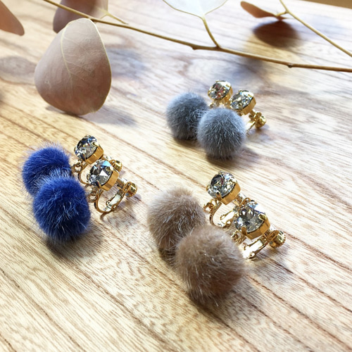 SWAROVSKI　スパンコールピアス スパンコールとスワロフスキー・クリスタルの刺繍ピアス