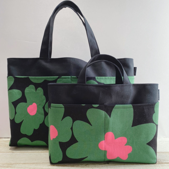 【再販】大きめサイズの帆布のバッグインバッグ (北欧花柄・ブラック×グリーン) 2枚目の画像