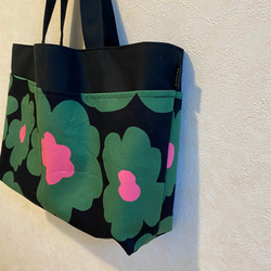 【再販】大きめサイズの帆布のバッグインバッグ (北欧花柄・ブラック×グリーン) 3枚目の画像