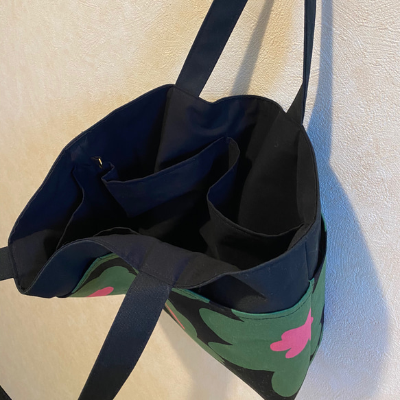 【再販】大きめサイズの帆布のバッグインバッグ (北欧花柄・ブラック×グリーン) 4枚目の画像