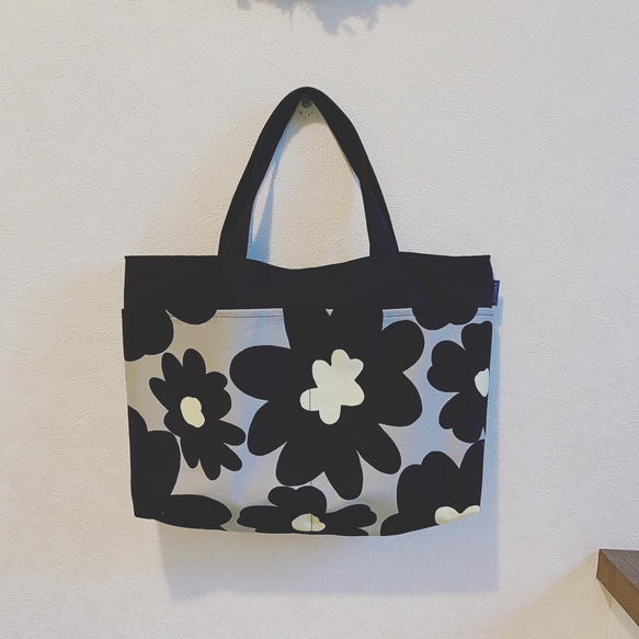 【再販6】大きめサイズの帆布のバッグインバッグ (北欧花柄・ブラック×グレー) 1枚目の画像