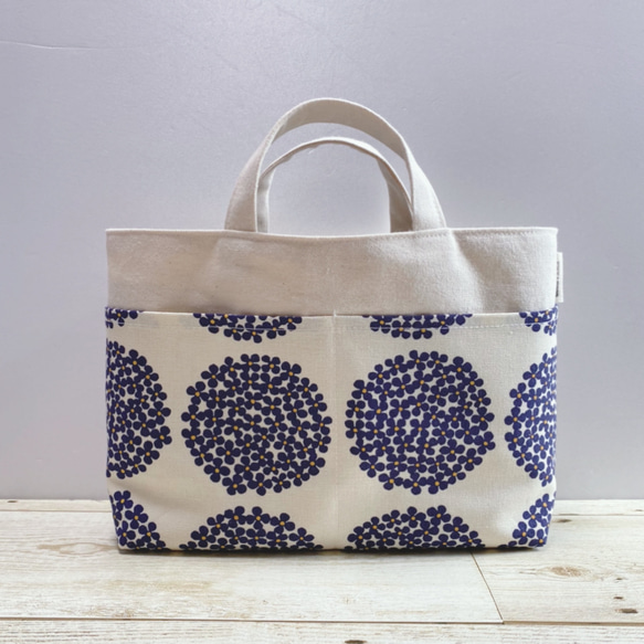【再販24】帆布のバッグインバッグ (サークルブーケ・生成×ネイビー) 1枚目の画像