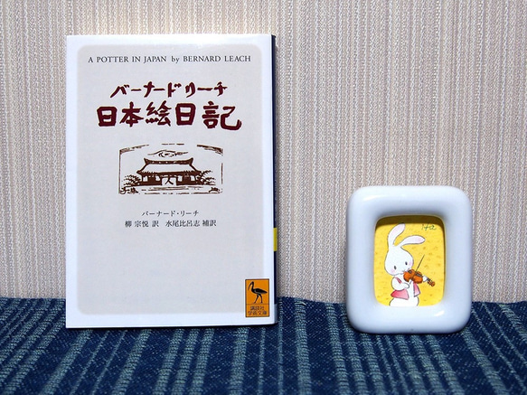 ミニ絵No.5「バイオリンうさぎ１」（原画・陶器フレーム） 3枚目の画像