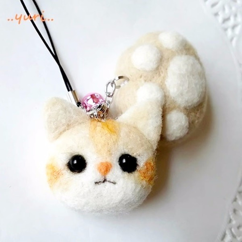 羊毛フェルト/肉球＆猫ちゃんストラップ（受注制作） 羊毛フェルト  