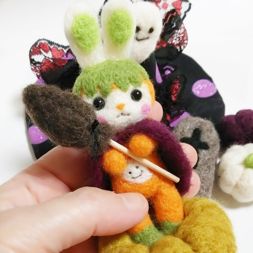 羊毛フェルト/ハロウィン うさぎ お墓 帽子 ホウキ オバケ 置物 羊毛