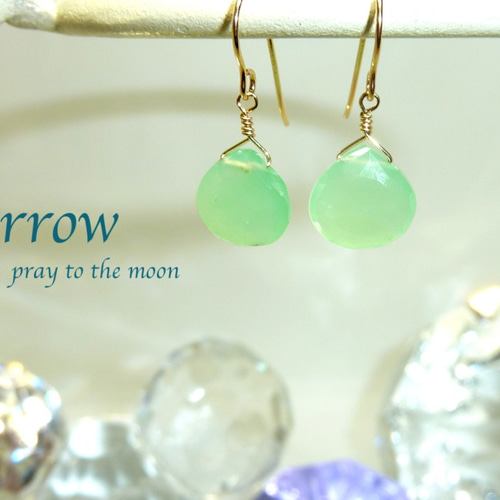 貴重な緑の、ロシアン・ブルー・ビーズ、細い金張りチェーンつき 貴重な緑の、ロシアン・ブルー・ビーズ、細い金張りチェーンつき